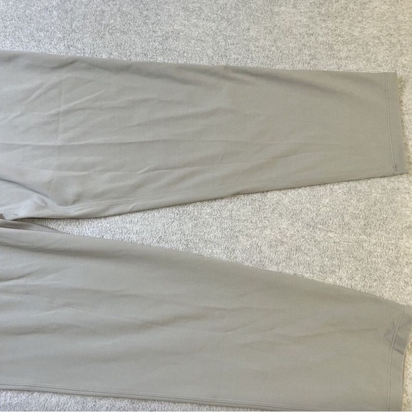 Lululemon Womens On The Fly Pants Size 8 Gray Silver Pockets Logo EUC - Picture 9 of 10
